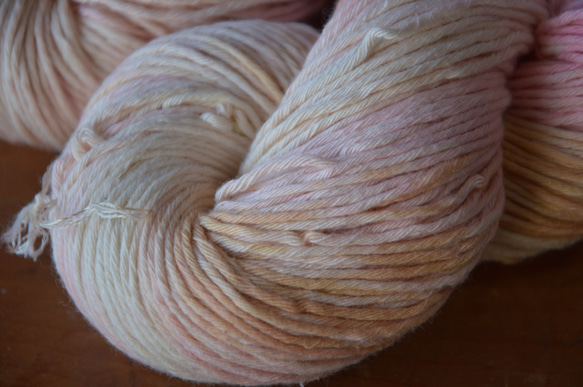 手染め糸　コットン　　生成りピンクベージュ　　nijiyarn 2枚目の画像