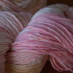 手染め糸　コットン　　生成りピンクベージュ　　nijiyarn 3枚目の画像