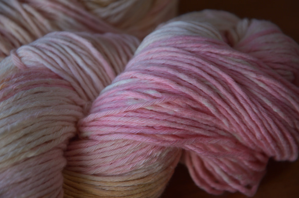 手染め糸　コットン　　生成りピンクベージュ　　nijiyarn 3枚目の画像