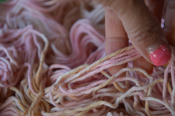 手染め糸　コットン　　生成りピンクベージュ　　nijiyarn 7枚目の画像