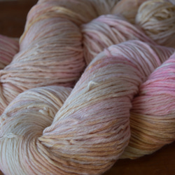 手染め糸　コットン　　生成りピンクベージュ　　nijiyarn 1枚目の画像