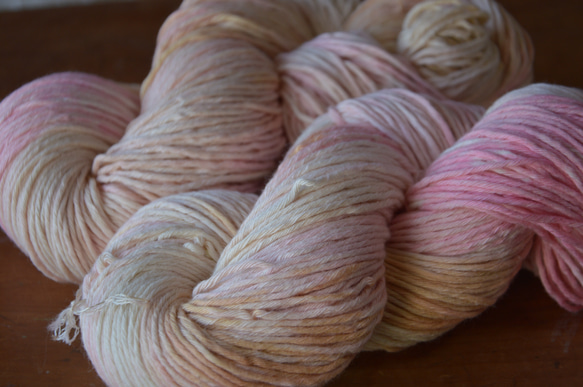 手染め糸　コットン　　生成りピンクベージュ　　nijiyarn 1枚目の画像