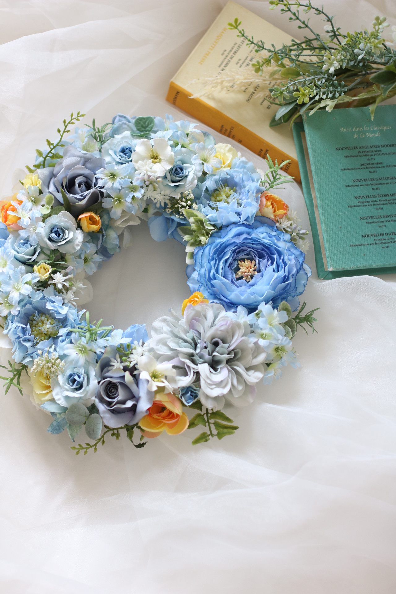whiteダリアとblueビオラのリース♪20㎝ 物悲し
