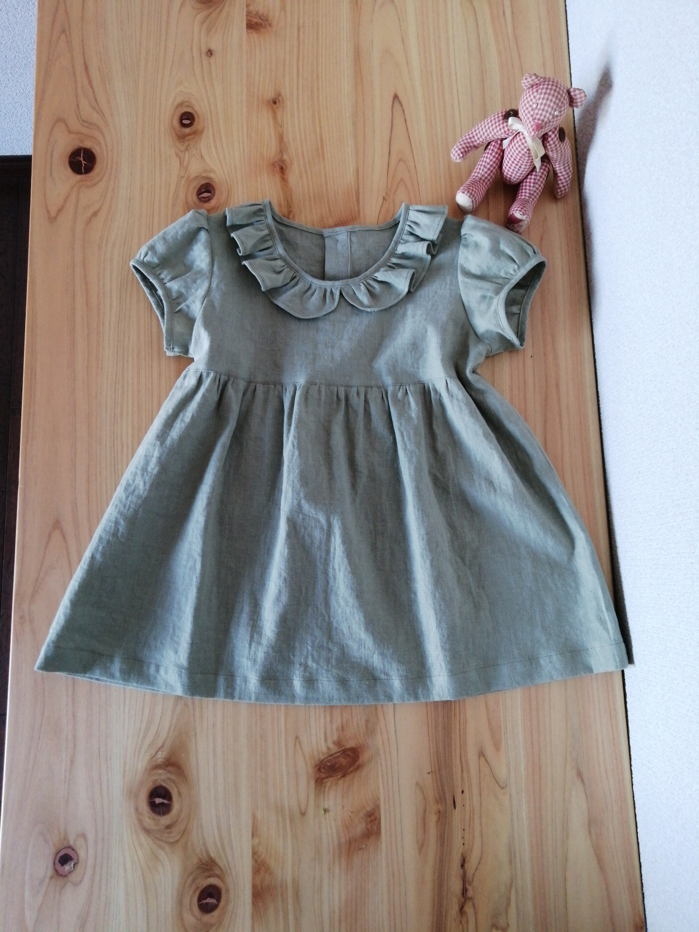 くすみグリーンフリルワンピース　（サイズ８０）