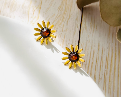 小さなひまわりのシンプルピアス/イヤリング 向日葵 ゴールド イエロー