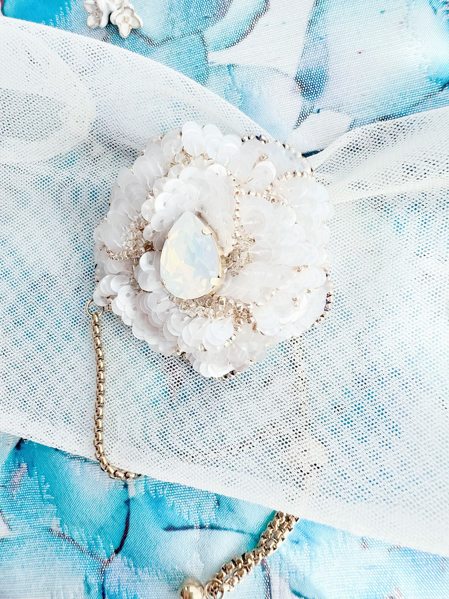 マザーオブパールテイスト立体白薔薇オートクチュール刺繍ブレスレット