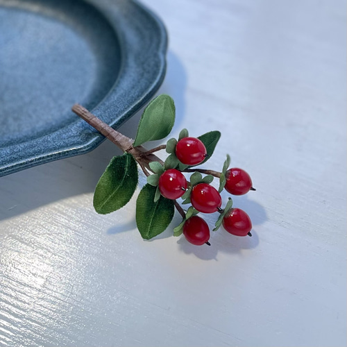 布花赤い実が可愛い、ヒペリカムのブローチ ブローチ 布花工房