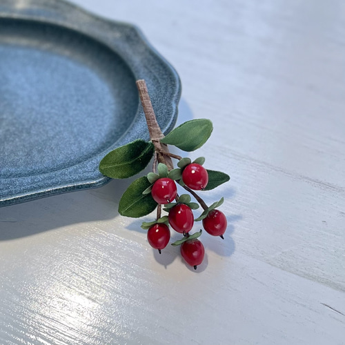 布花赤い実が可愛い、ヒペリカムのブローチ ブローチ 布花工房