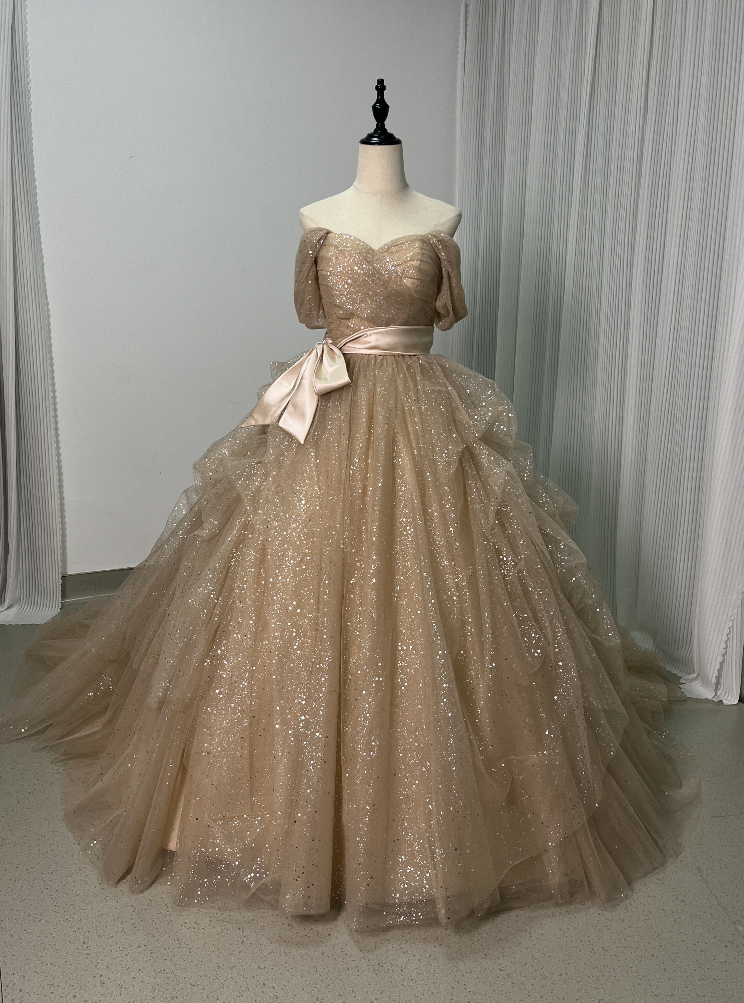 送料無料！カラードレス シャンパン色 取り外しオフショルダー サッシュベルト ブライダル ラッフルフリル