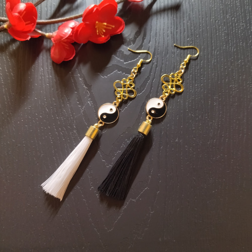 太極図】陰陽玉とタッセルのピアス(イヤリング)（色オーダー可