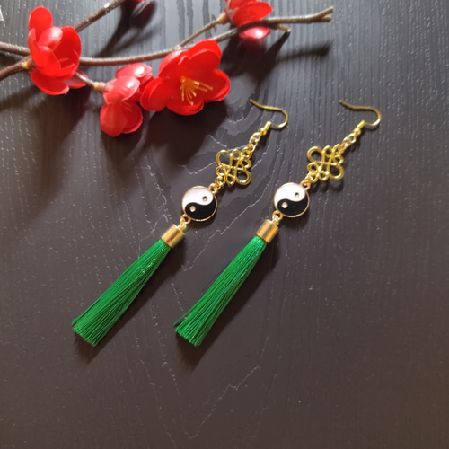 サブカル】狐面とタッセルのピアス(イヤリング)(黒)【チャイナ サブカル】狐面とタッセルのピアス(イヤリング)(黒)【チャイナ