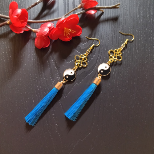 太極図】陰陽玉とタッセルのピアス(イヤリング)(水色）【チャイナ