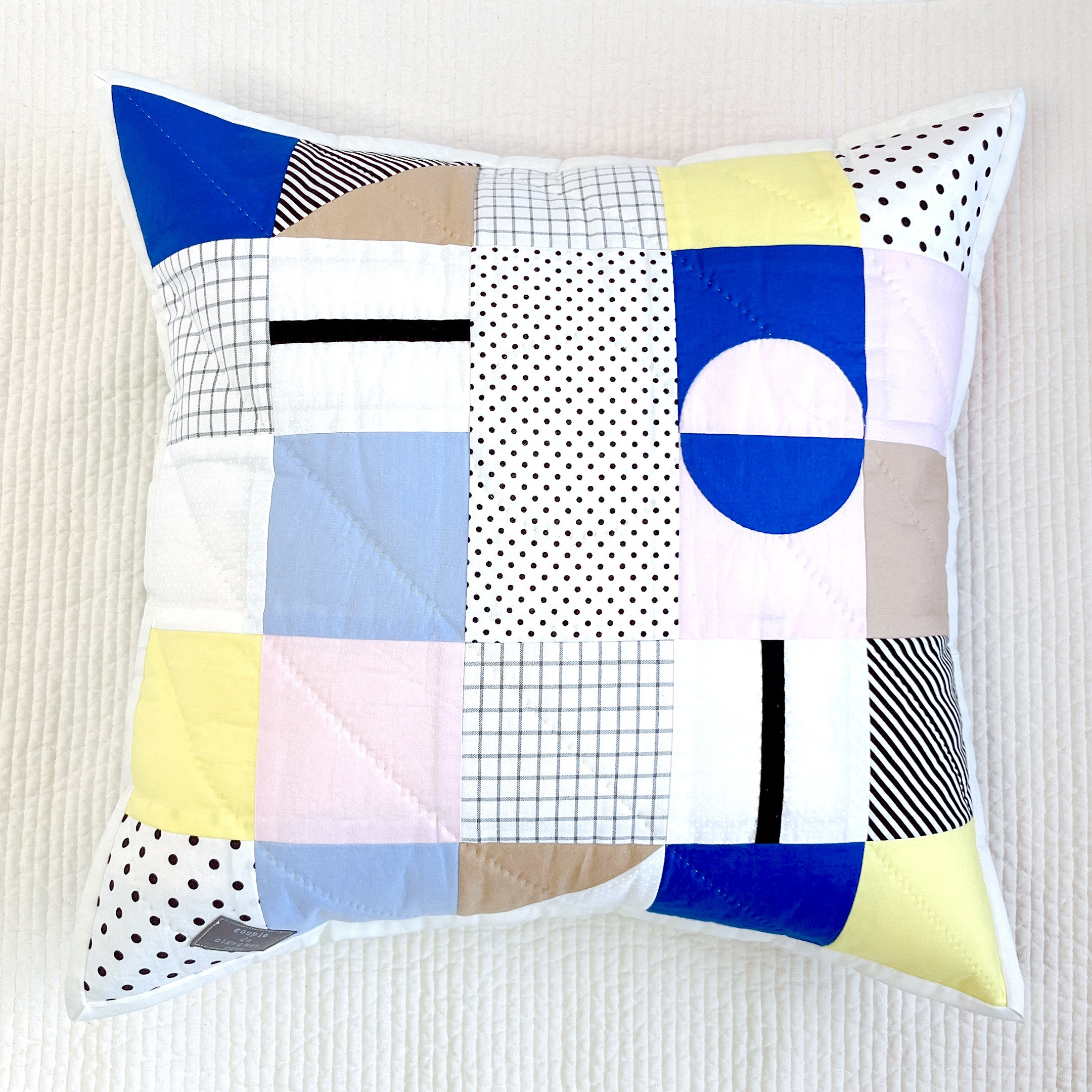 パッチワークキルトのクッションカバー　45cm角サイズ　KIKAGAKUMOYOU①