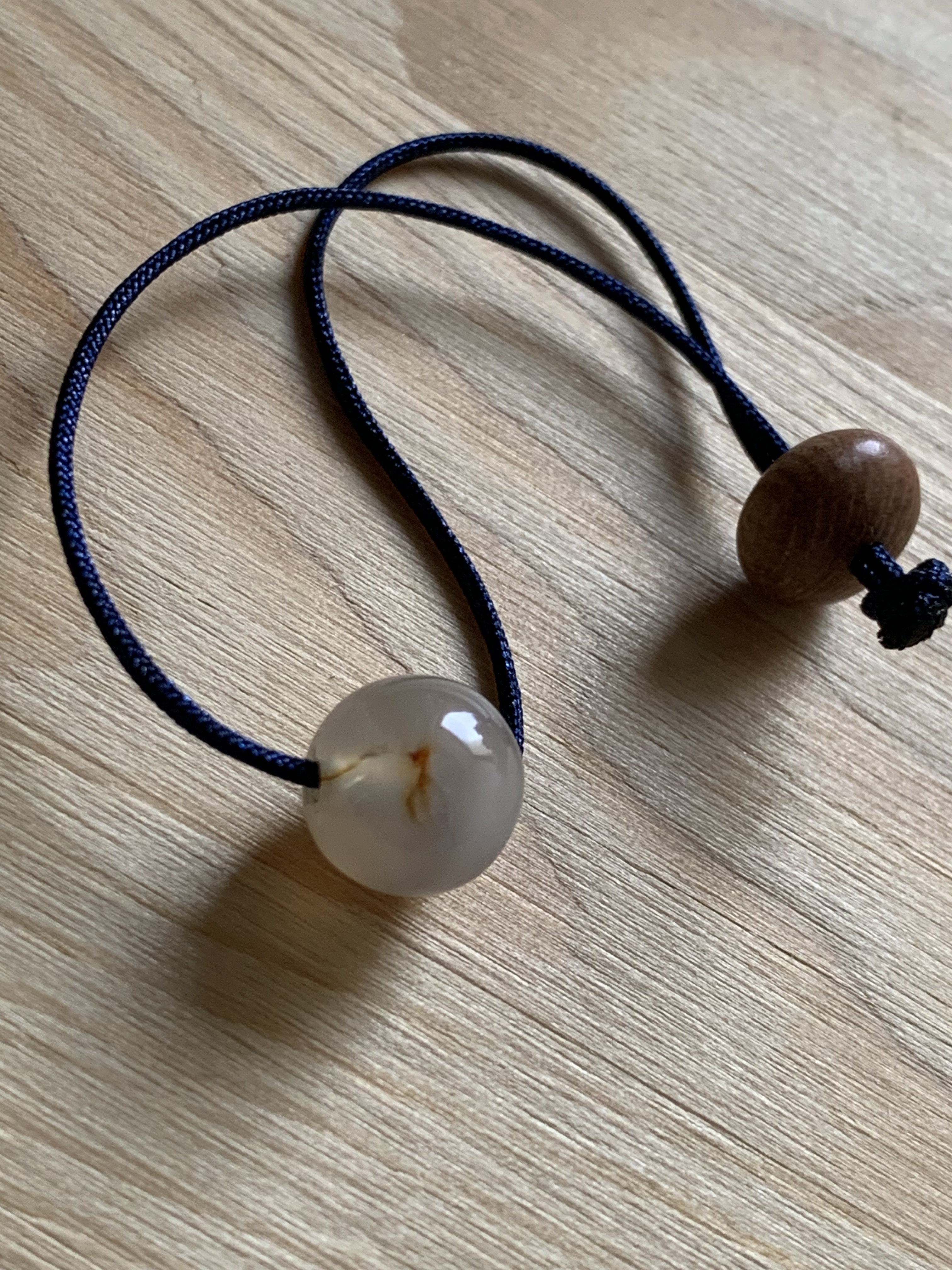 赤ポイント入り 古い瑪瑙珠お紐仕立てセミオーダーネックレス：留め珠天然色紫檀