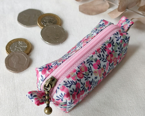 小銭が並ぶコインケース リバティ ラミネート ウィルトシャーバド 4000