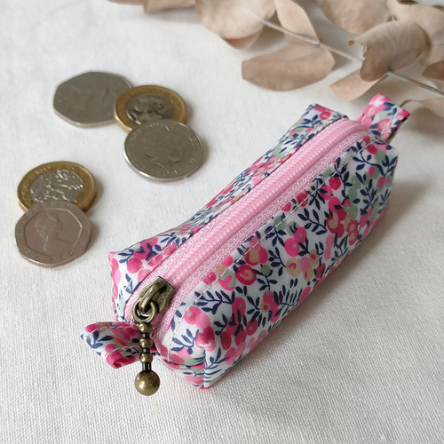 小銭が並ぶコインケース リバティ ラミネート ウィルトシャーバド 4000  