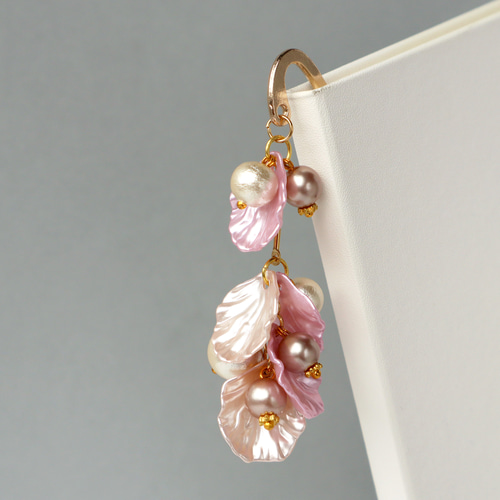 コットンパールとパール調の花びらのブックマーカー しおり【プチ