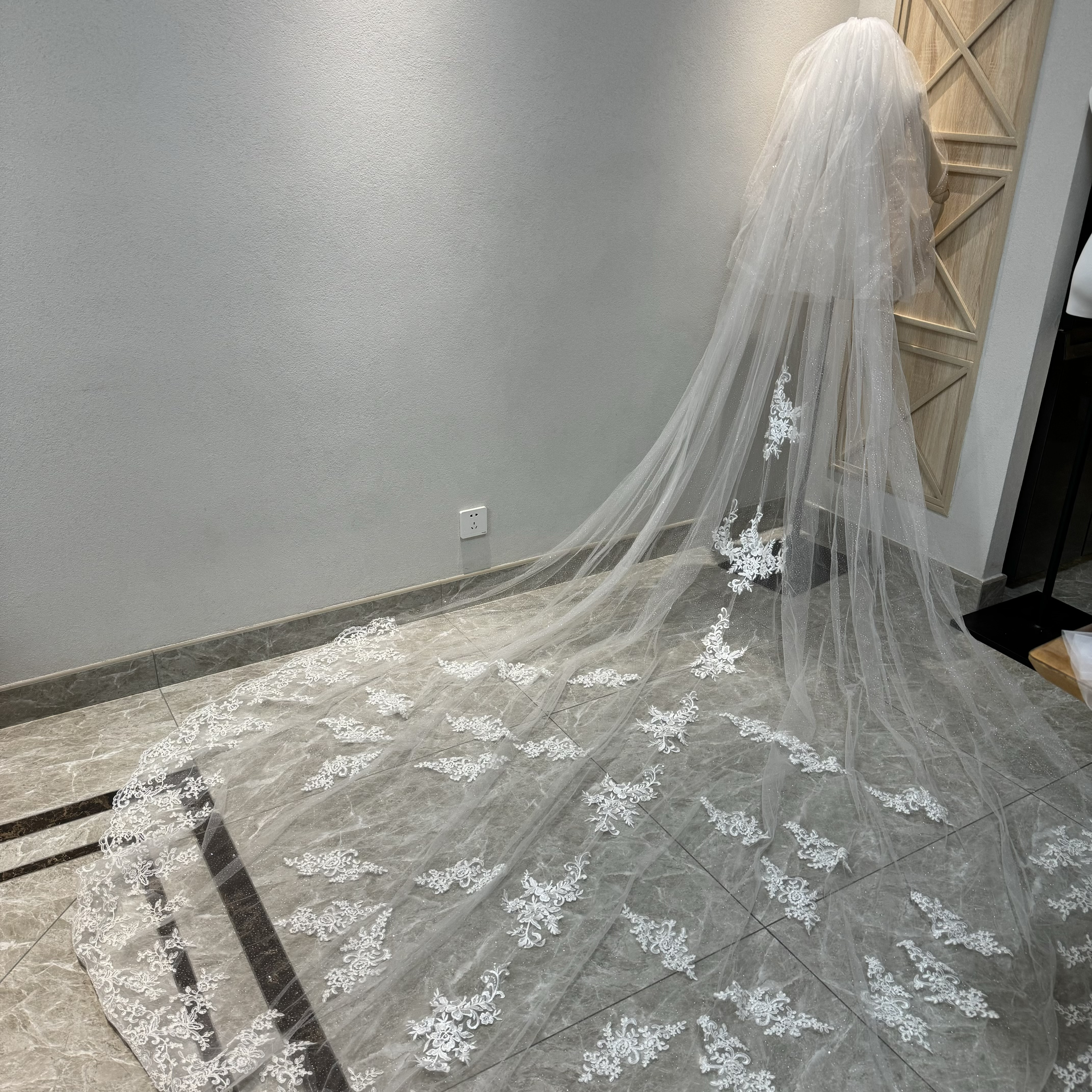 激売れ人気商品！お買い得　キラキラチュール　3.8ｍ　コーム付き　可憐な花刺繍フランスレース　ラメ入り　ウェディングドレ