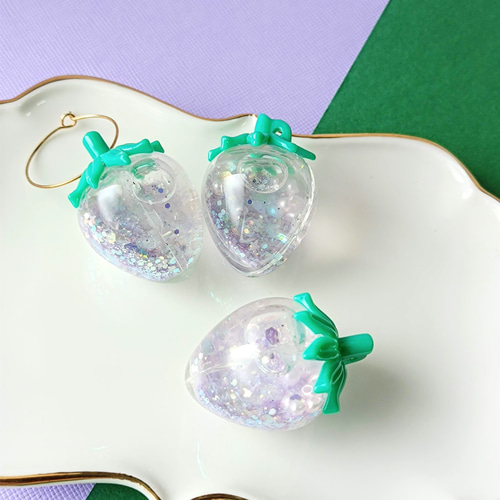 2個】水入り いちご シェーカー キラキラ チャーム 苺 ゆめかわ カン