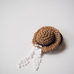 レースが揺れる小さな麦わら帽子のヘアゴム 4枚目の画像