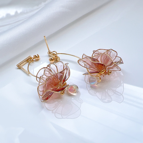 26 美しいクリア薔薇×フェザーハンドメイドピアスorイヤリング