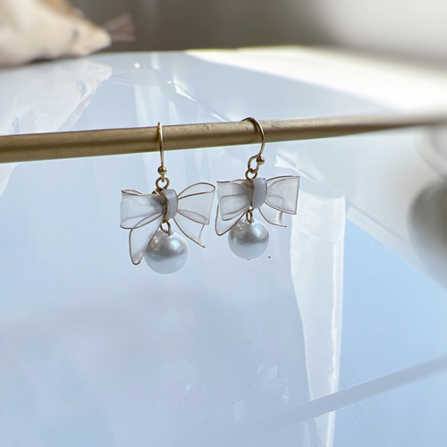 ホワイトリボンイヤリング キュートでおしゃれなファッションピアス リボン ピアス/イヤリング ホワイト 白 おしゃれ プレゼント デート