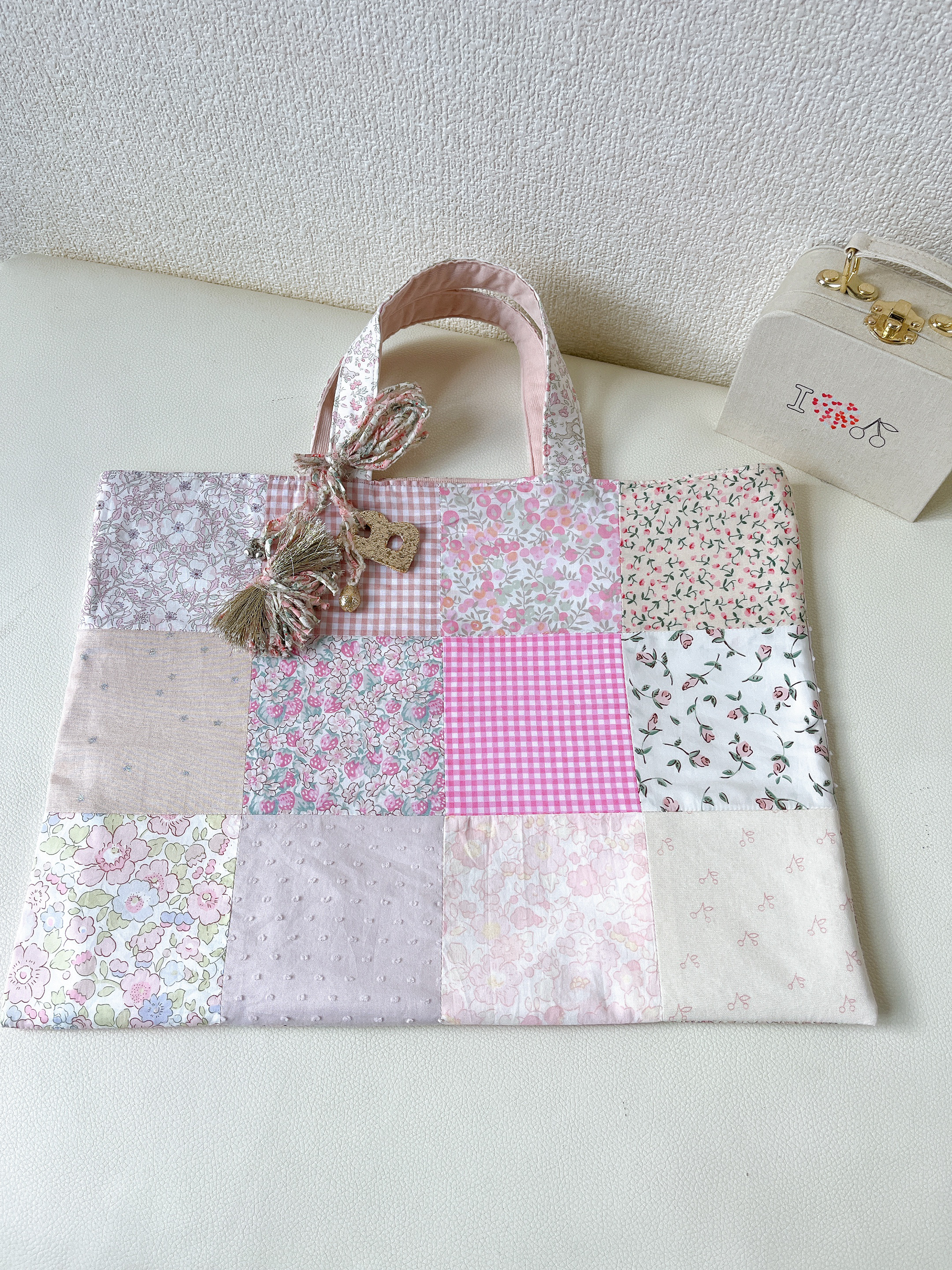 リバティパッチワークレッスンバッグピンク系① レッスンバッグ manon