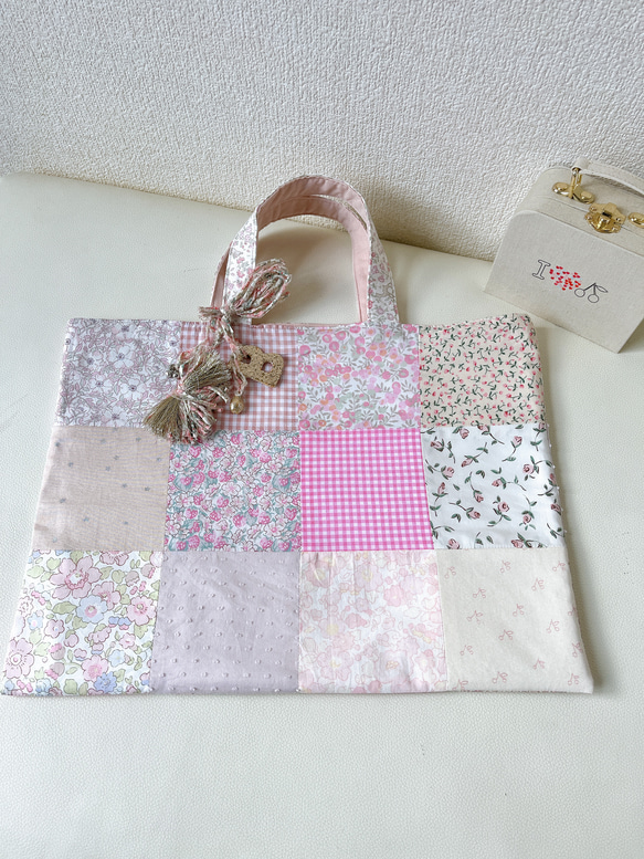 リバティ　パッチワークのレッスンバッグ☆ リバティパッチワークレッスンバッグピンク系① レッスンバッグ manon