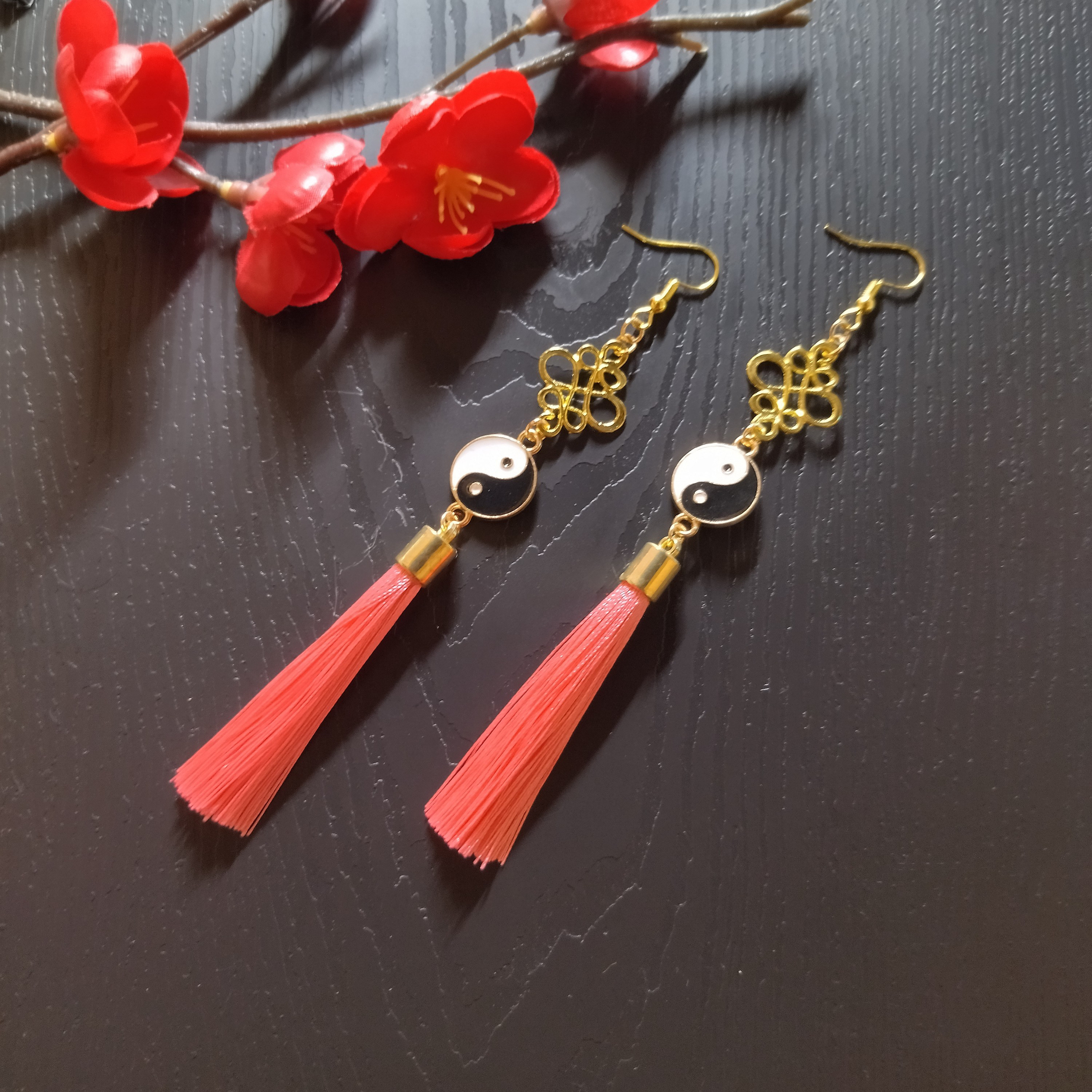 ツートンカラーの綺麗なタッセルとオリジナル作成牌のピアス