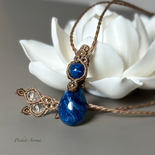 『深奏貴』ブルーハックマナイトのマクラメペンダントネックレス 碧詩』ブルーハックマナイトのマクラメペンダントネックレス