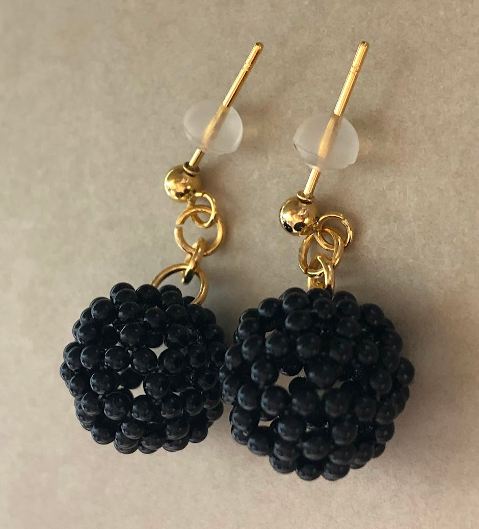 神聖幾何学フラーレン2㎜ビーズ使用　オニキスピアス2個セット