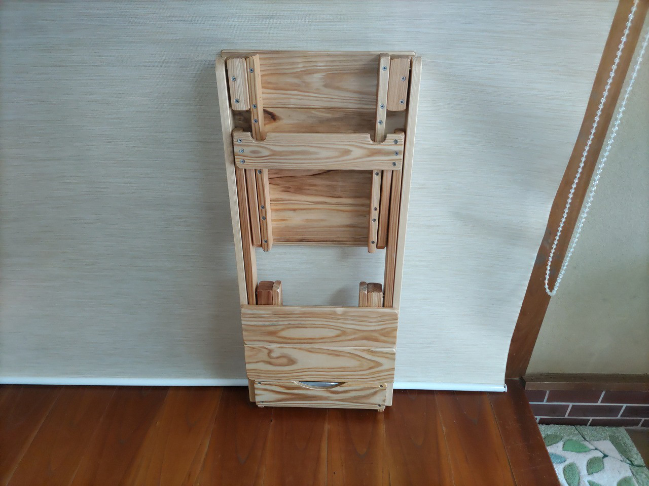 サウナ用杉折りたたみ台付折りたたみイス（奥行き40cm、高さ75cm、幅36cm）