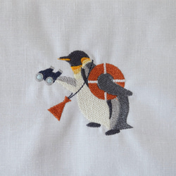 ライフセーバーペンギン　大きめの刺繍ポーチ 2枚目の画像