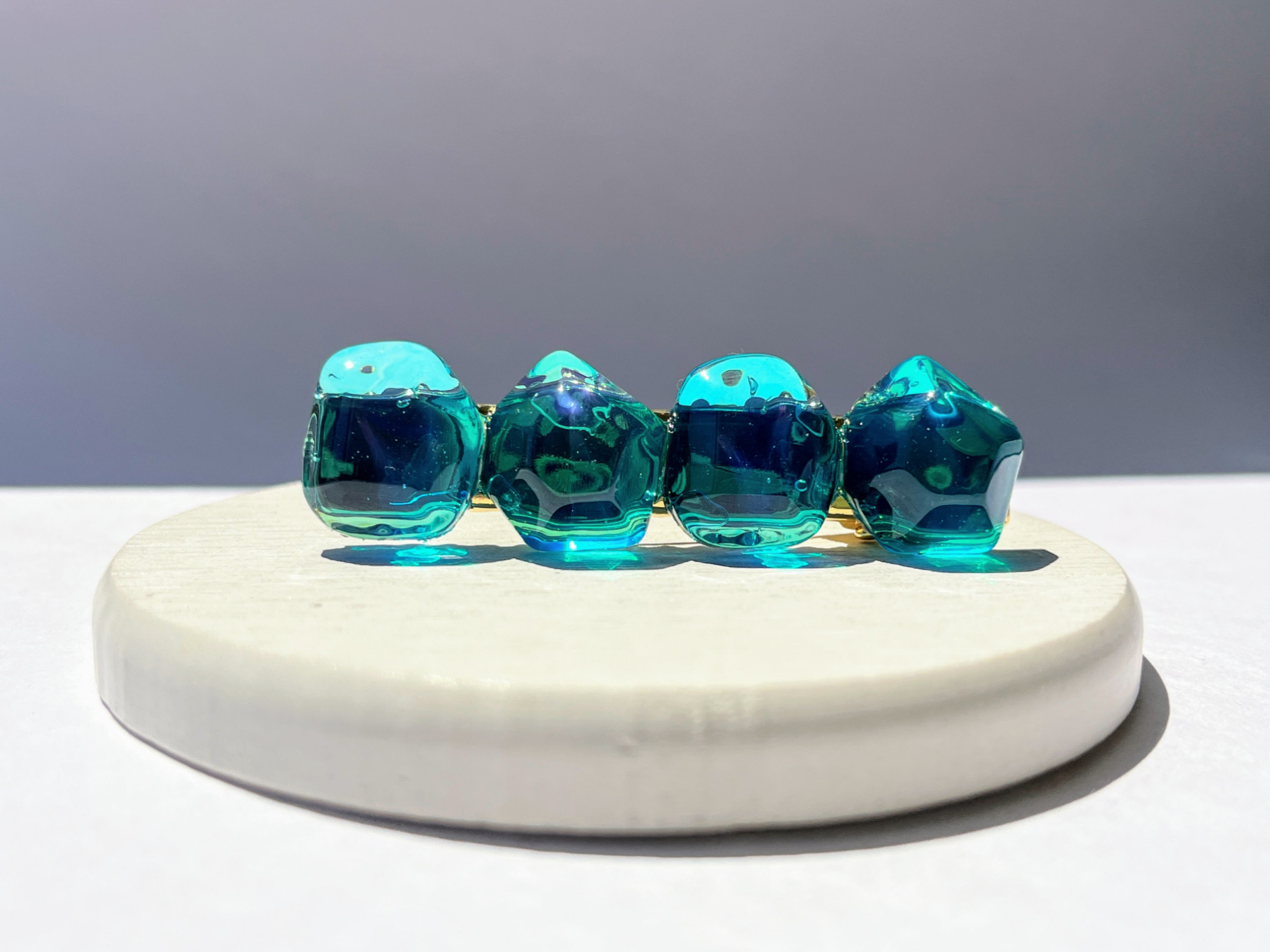 じゃれねこチャンとチェック柄ボタンくすみブルーヘアクリップサバトラ