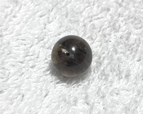 CYA【AAA ゴールデンブラックマイカ 10.3mm玉 1粒売】 雲母 天然石ビーズ バラ 現物 4枚目の画像