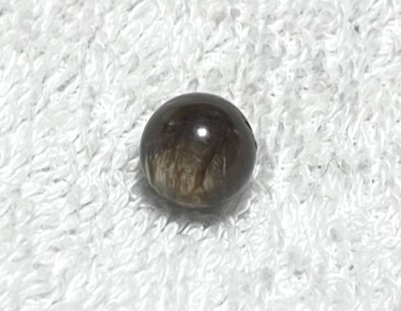 CYA【AAA ゴールデンブラックマイカ 10.3mm玉 1粒売】 雲母 天然石ビーズ バラ 現物 6枚目の画像