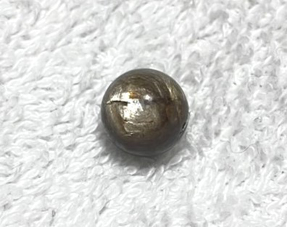 CYA【AAA ゴールデンブラックマイカ 10.3mm玉 1粒売】 雲母 天然石ビーズ バラ 現物 5枚目の画像