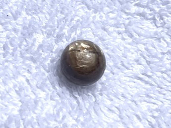 CYA【AAA ゴールデンブラックマイカ 10.3mm玉 1粒売】 雲母 天然石ビーズ バラ 現物 2枚目の画像