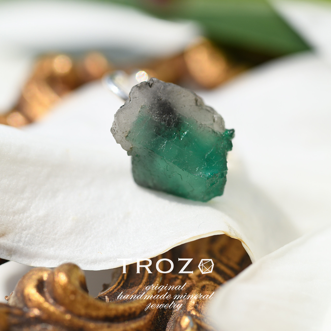 【024 Fairy Tale Collection】 エメラルド 鉱物原石 イヤーカフ 天然石 アクセサリー