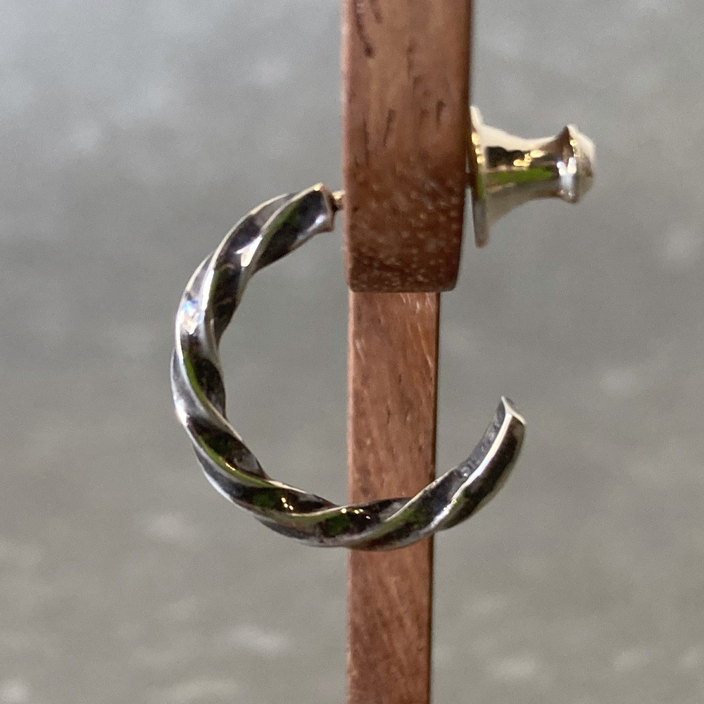 シンプルなネジネジフープシルバーピアス「NEJINREJI KURO PIERCE（黒）」