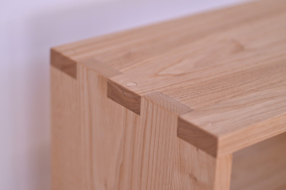 一目で無垢材と分かる組み継ぎ技法の美しいオープンシェルフ（ナチュラル仕上げ） 