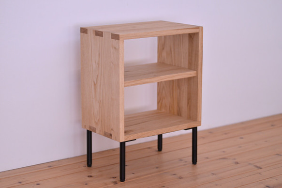 一目で無垢材と分かる組み継ぎ技法の美しいオープンシェルフ（ナチュラル仕上げ） 