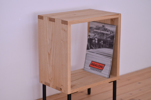 一目で無垢材と分かる組み継ぎ技法の美しいオープンシェルフ（ナチュラル仕上げ） 