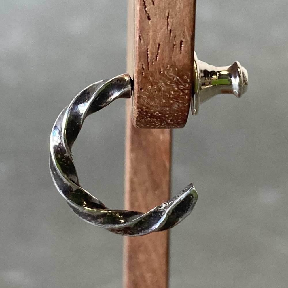 シンプルなネジネジフープシルバーピアス「NEJINREJI KURO PIERCE 2（黒）」