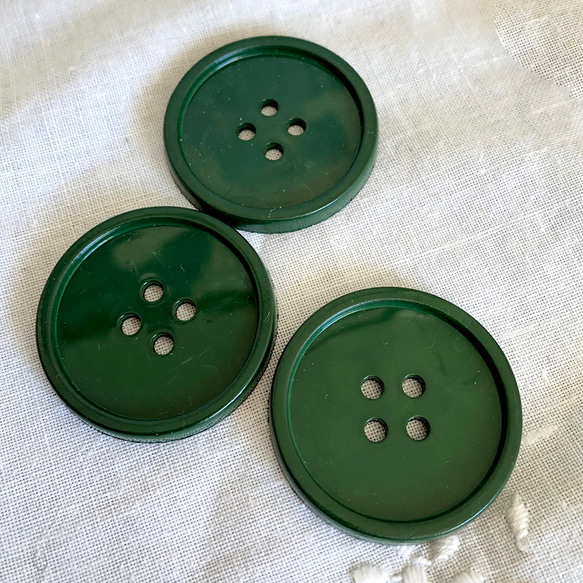 大きな緑の4つ穴ボタン　丸ボタン　バラ売り 12clbe17-1 1枚目の画像