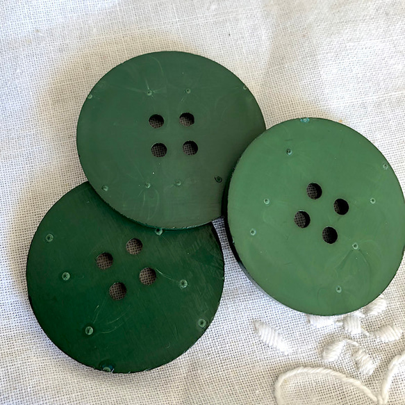 大きな緑の4つ穴ボタン　丸ボタン　バラ売り 12clbe17-1 2枚目の画像