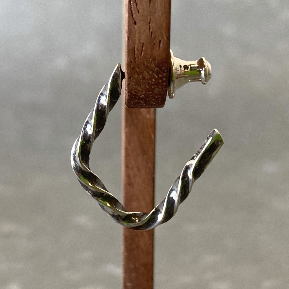 四角いネジネジフープシルバーピアス「NEJINREJI SQUARE PIERCE（黒）」