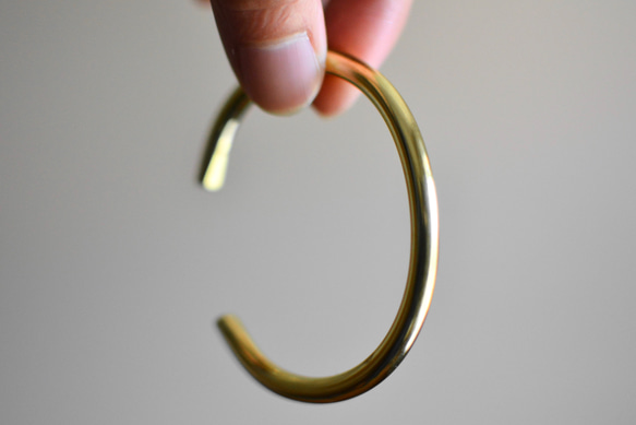 育てるバングルφ5㎜ 極太｜真鍮 ゴールド ブラス 太め シンプル アンティーク ヴィンテージ メンズ ハンドメイド 2枚目の画像