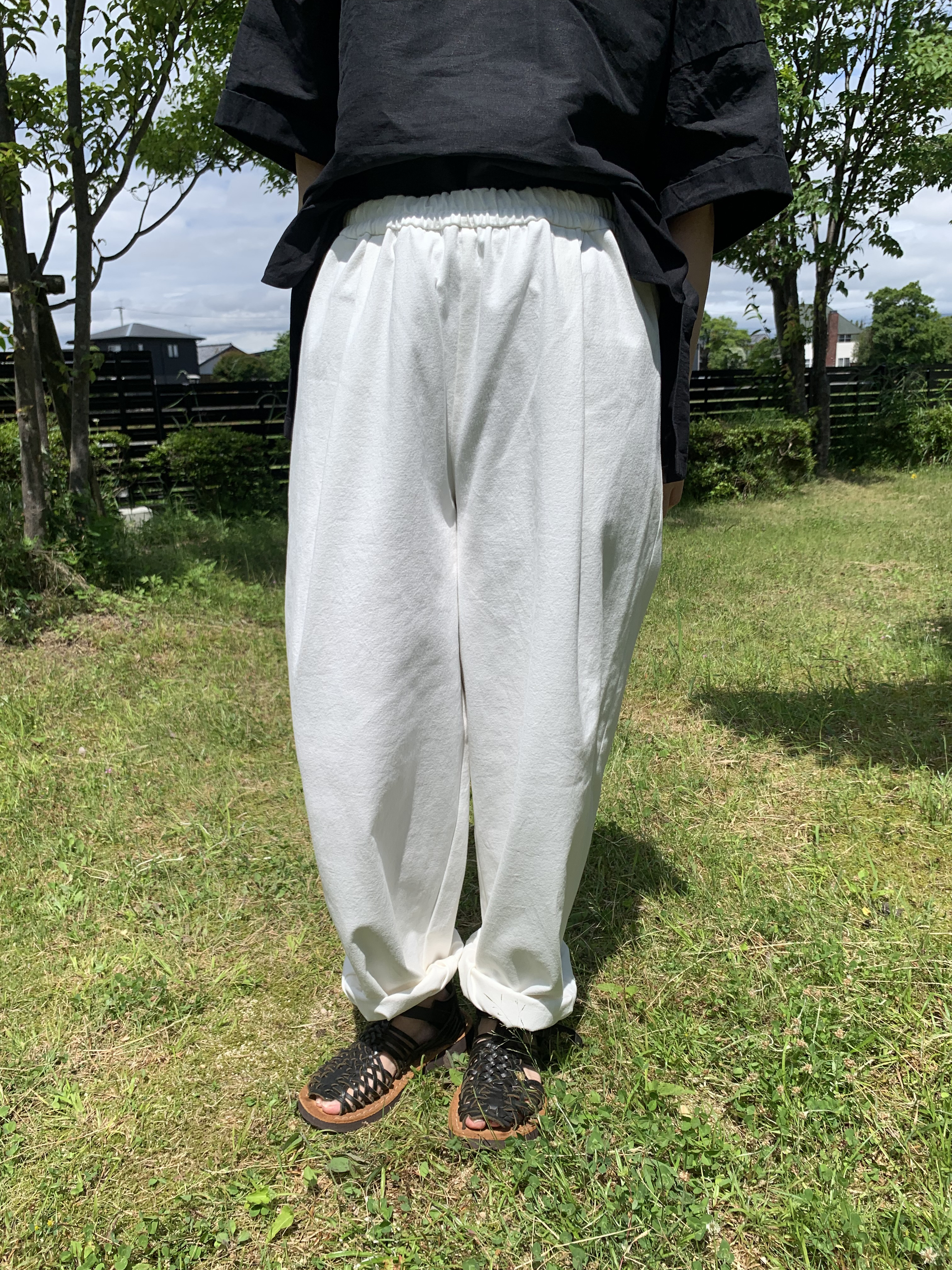 ゆったり大人のテーパードパンツ　ウエストタック　ウエストゴム　白