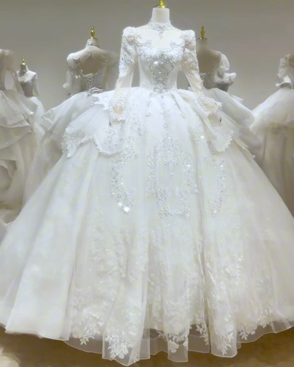 抜群のおしゃれ見え！スクエアネック　オフホワイト　ビジュー美品　キラキラチュール　フレアースカート前撮ウェディングドレス 2枚目の画像